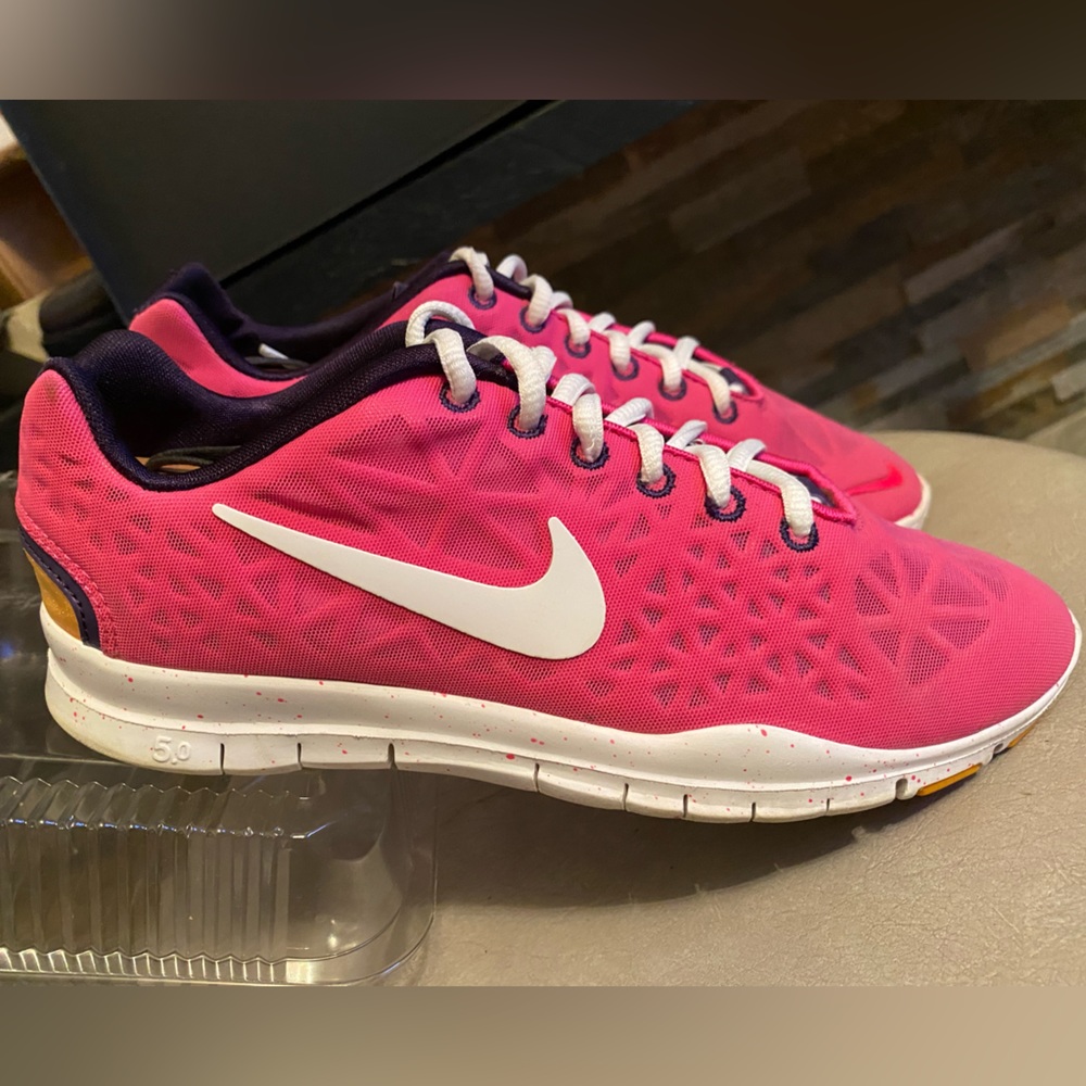 WOMENS NIKE FREE TR FIT 3 VIBRANT PINK CUT-OUT MESH SIZE 7 (VERY GOOD CONDITION)